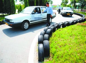 江西一驾校的教练带领学员练车(资料照片)。新华社发